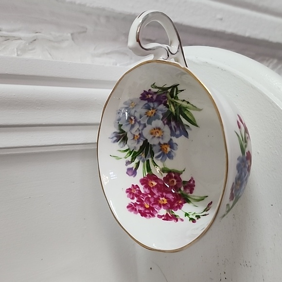 Vintage Royal Standard Princess Louise Teacup and Saucer - Picture 4 of 9